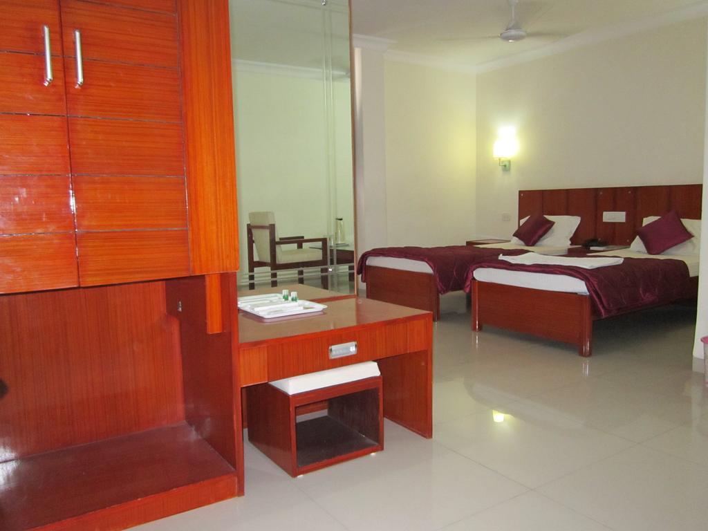 Hotel Sarita Surat Room photo