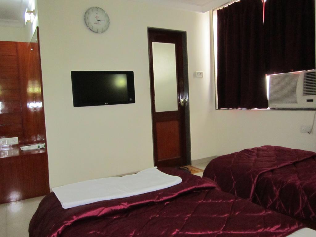 Hotel Sarita Surat Room photo
